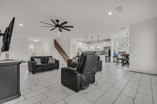 199 McDonald LN W, Cedar Creek, TX 78612