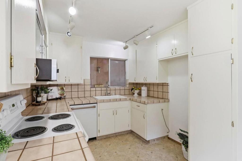 Image 13 of property listing at 5948 Royal Ann Drive, San Jose, CA 95129