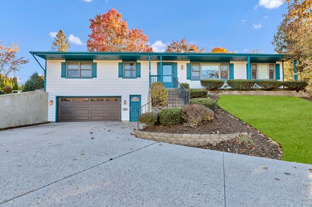 1405 Surrey Lane, Algonquin, IL 60102