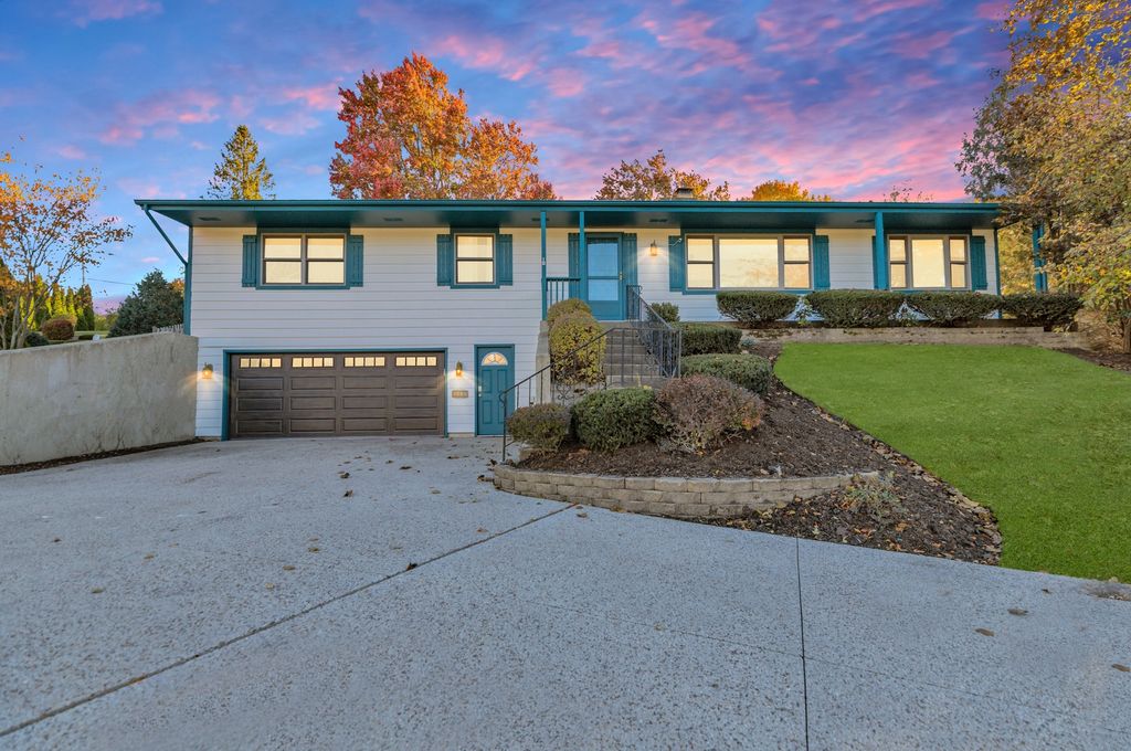 1405 Surrey Lane, Algonquin, IL 60102