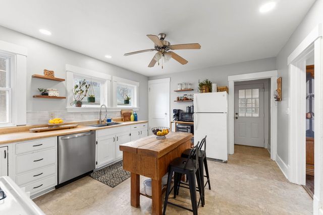 606 Indian Road, Davenport, IA 52802