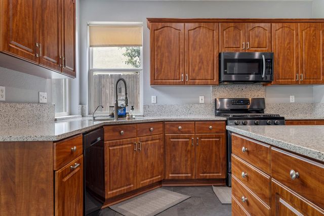 368 Nutcrest Ct, Oakdale, CA 95361