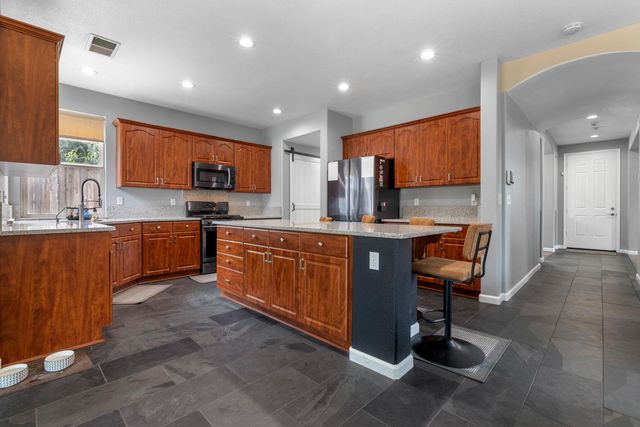 368 Nutcrest Ct, Oakdale, CA 95361