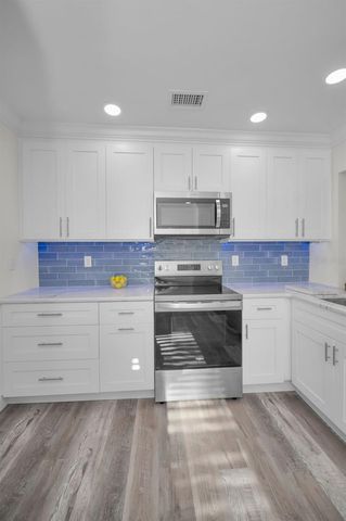 315 BATH STREET, Tarpon Springs, FL 34689