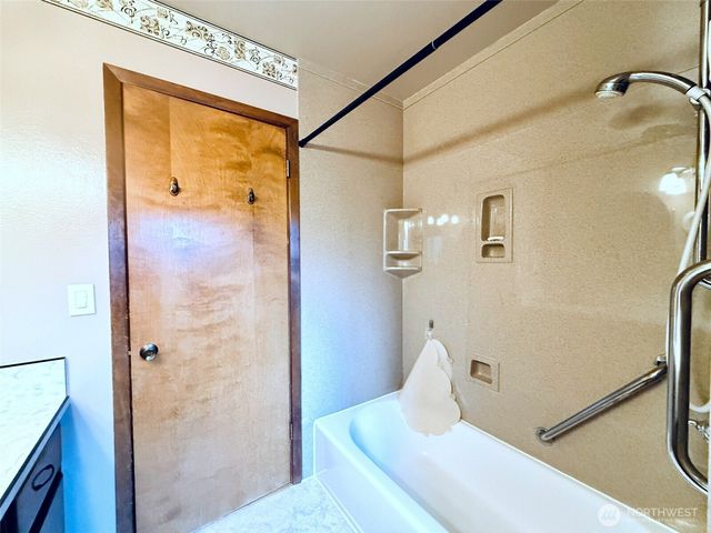 8601 NE 57th Street, Vancouver, WA 98662