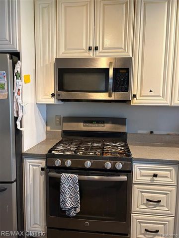 380 E South Boulevard, Troy, MI 48085