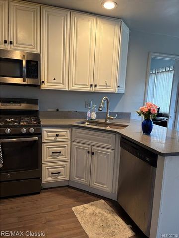 380 E South Boulevard, Troy, MI 48085