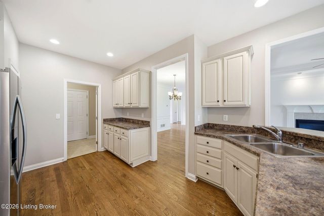4122 Brook Farm Pl, Louisville, KY 40299