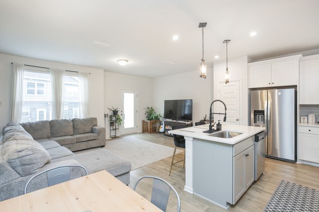 328 Victoria Dr, Lebanon, TN 37090