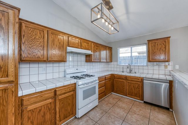 2481 S Applewood Lane, Fresno, CA 93725