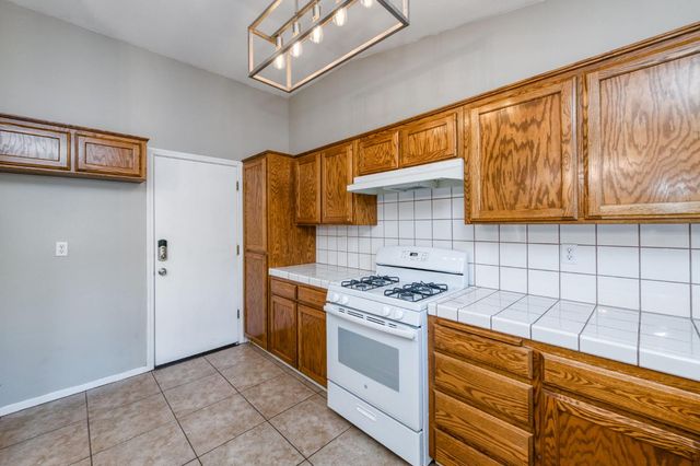2481 S Applewood Lane, Fresno, CA 93725
