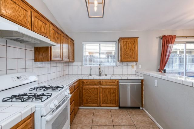 2481 S Applewood Lane, Fresno, CA 93725