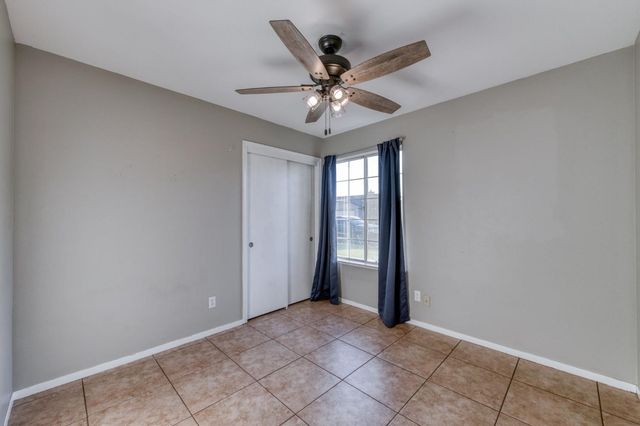 2481 S Applewood Lane, Fresno, CA 93725