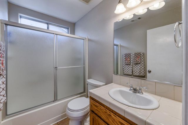 2481 S Applewood Lane, Fresno, CA 93725