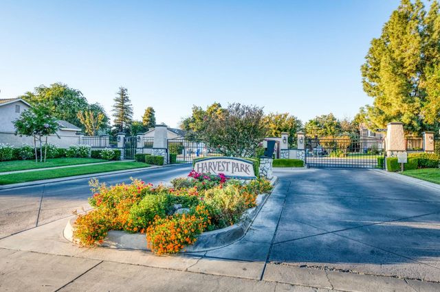 2481 S Applewood Lane, Fresno, CA 93725