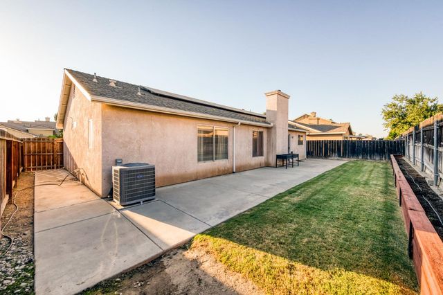 2481 S Applewood Lane, Fresno, CA 93725