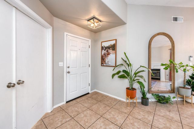 2481 S Applewood Lane, Fresno, CA 93725