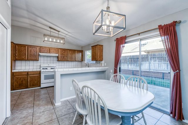2481 S Applewood Lane, Fresno, CA 93725