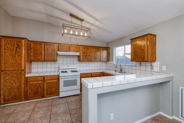 2481 S Applewood Lane, Fresno, CA 93725