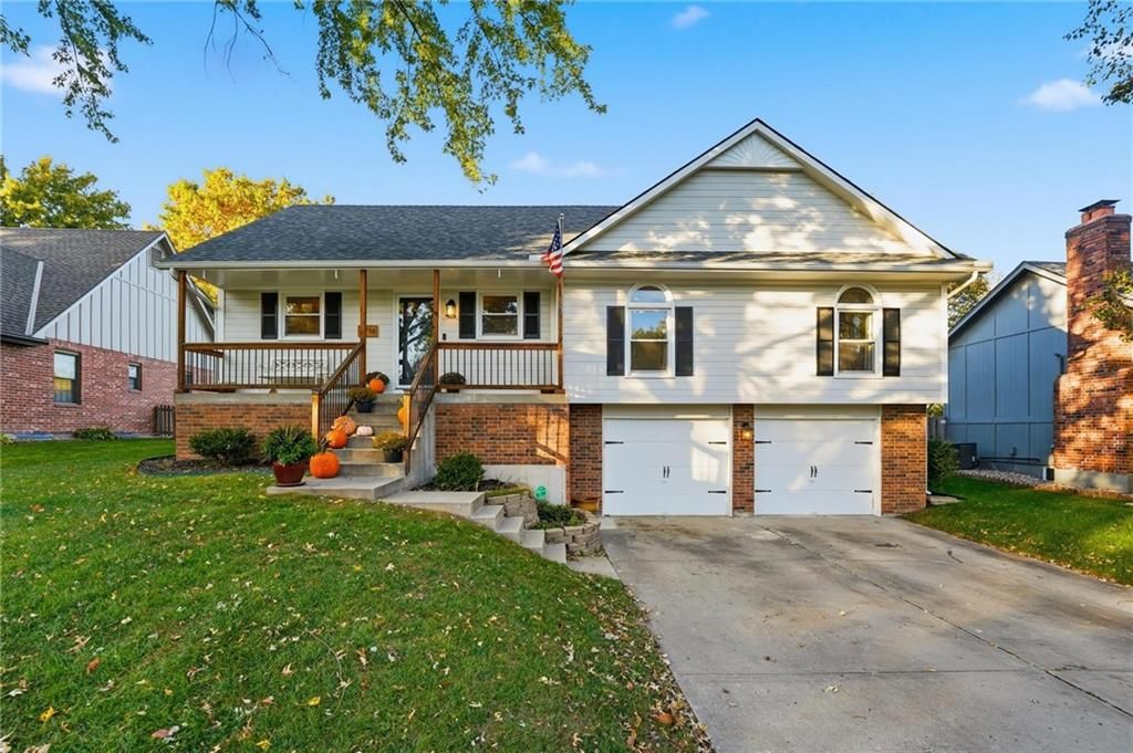 1716 NE Misty Lane, Lee's Summit, MO 64086