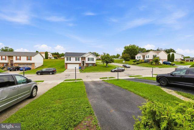 1226 WANDA DR, Hanover, PA 17331