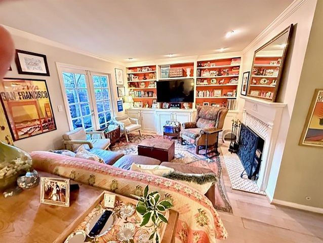 28 Old Ivy NE Square, Atlanta, GA 30342