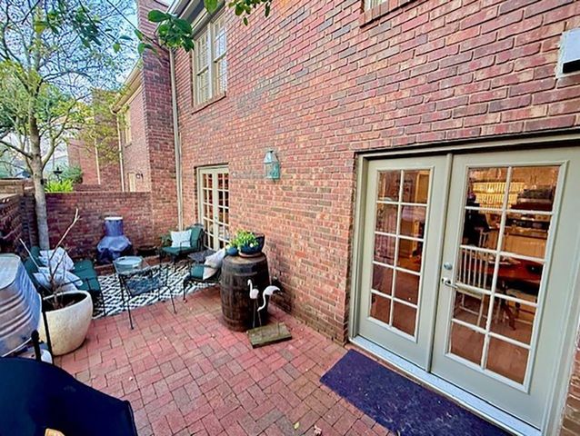 28 Old Ivy NE Square, Atlanta, GA 30342