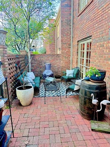 28 Old Ivy NE Square, Atlanta, GA 30342