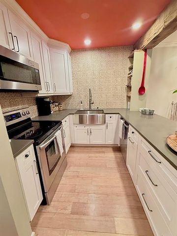 28 Old Ivy NE Square, Atlanta, GA 30342