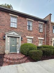 28 Old Ivy NE Square, Atlanta, GA 30342