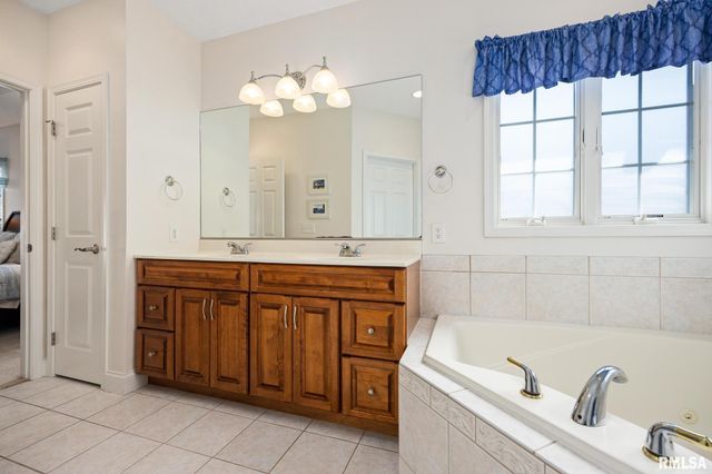 5408 W FIELDSTONE Drive, Peoria, IL 61615