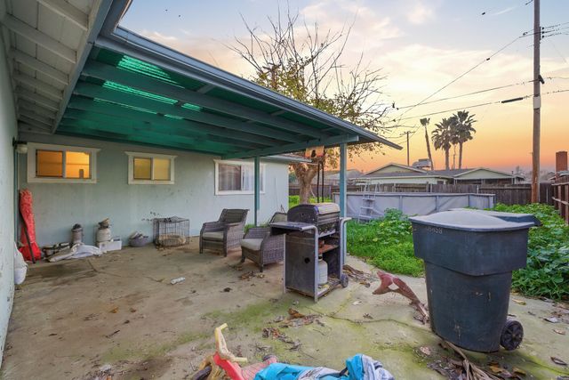 2204 Fairmont Drive, Hanford, CA 93230