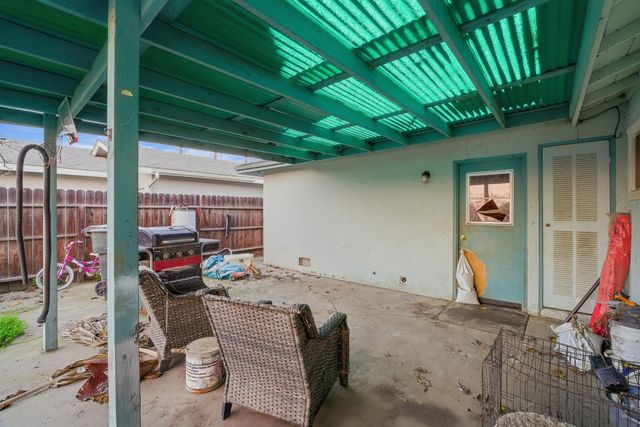 2204 Fairmont Drive, Hanford, CA 93230