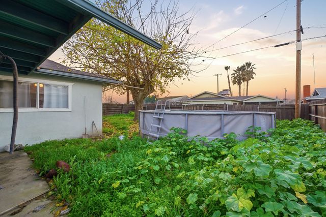 2204 Fairmont Drive, Hanford, CA 93230