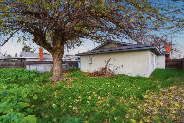 2204 Fairmont Drive, Hanford, CA 93230