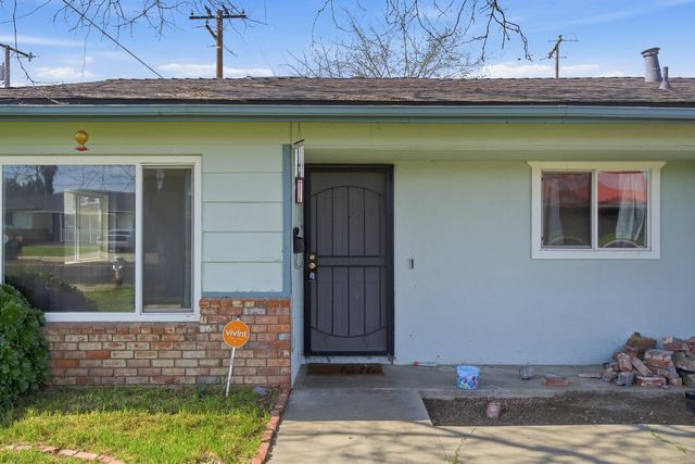 2204 Fairmont Drive, Hanford, CA 93230