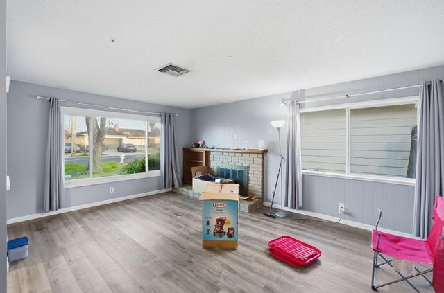 2204 Fairmont Drive, Hanford, CA 93230