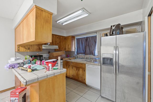 2204 Fairmont Drive, Hanford, CA 93230