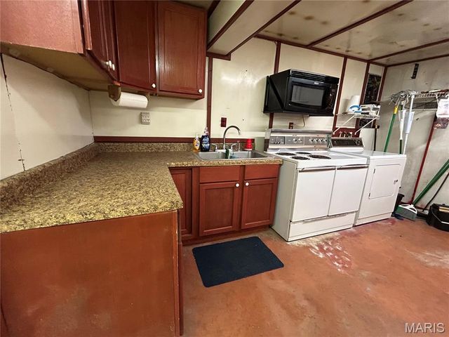 559 Brush Creek Road, St Clair, MO 63077