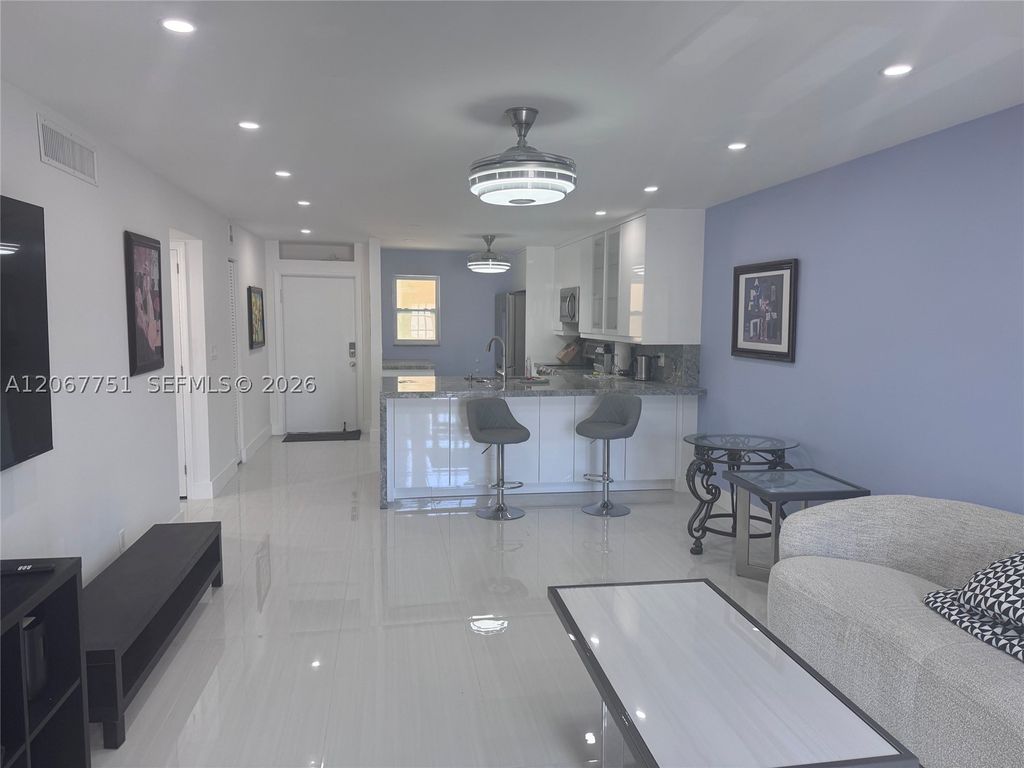 410 SE 2nd St 223, Hallandale Beach, FL 33009