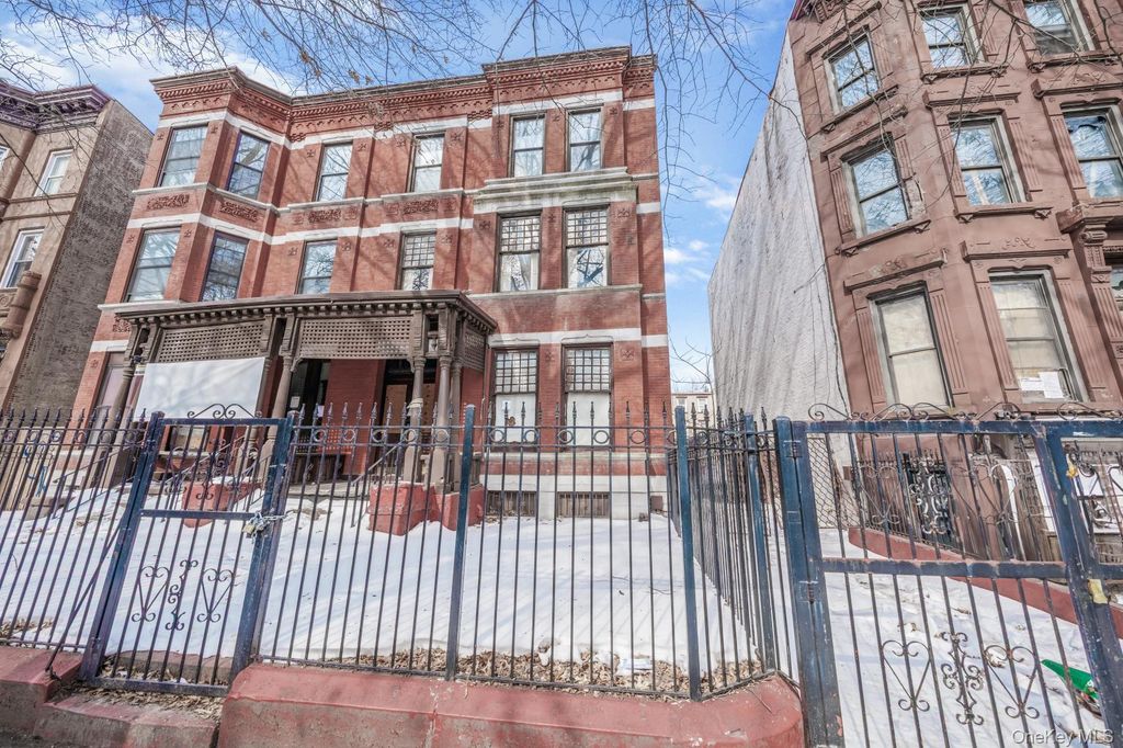 75 Macon Street HSE, Brooklyn, NY 11216