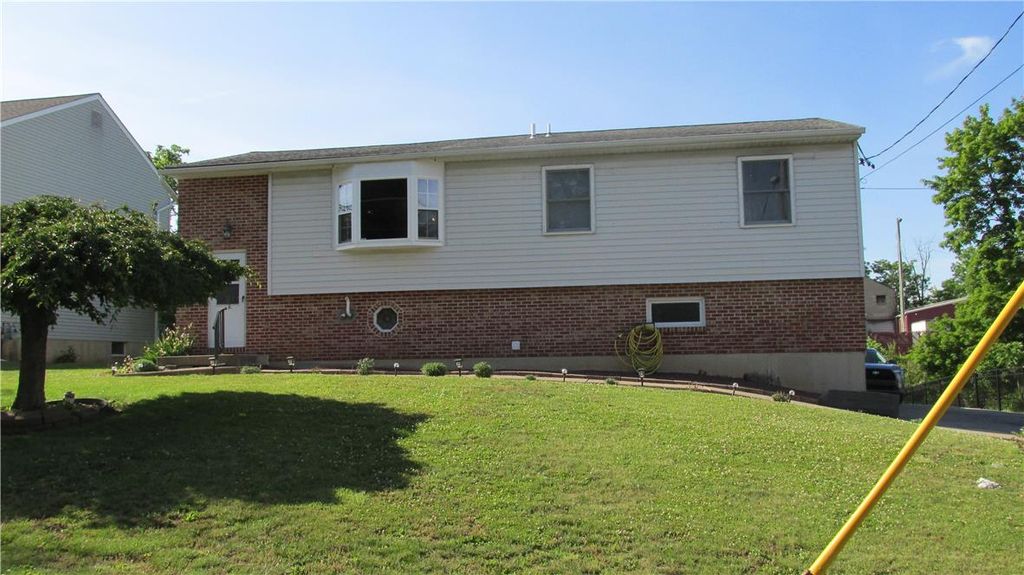 2519 Burrows St, Palmer Twp, PA 18045