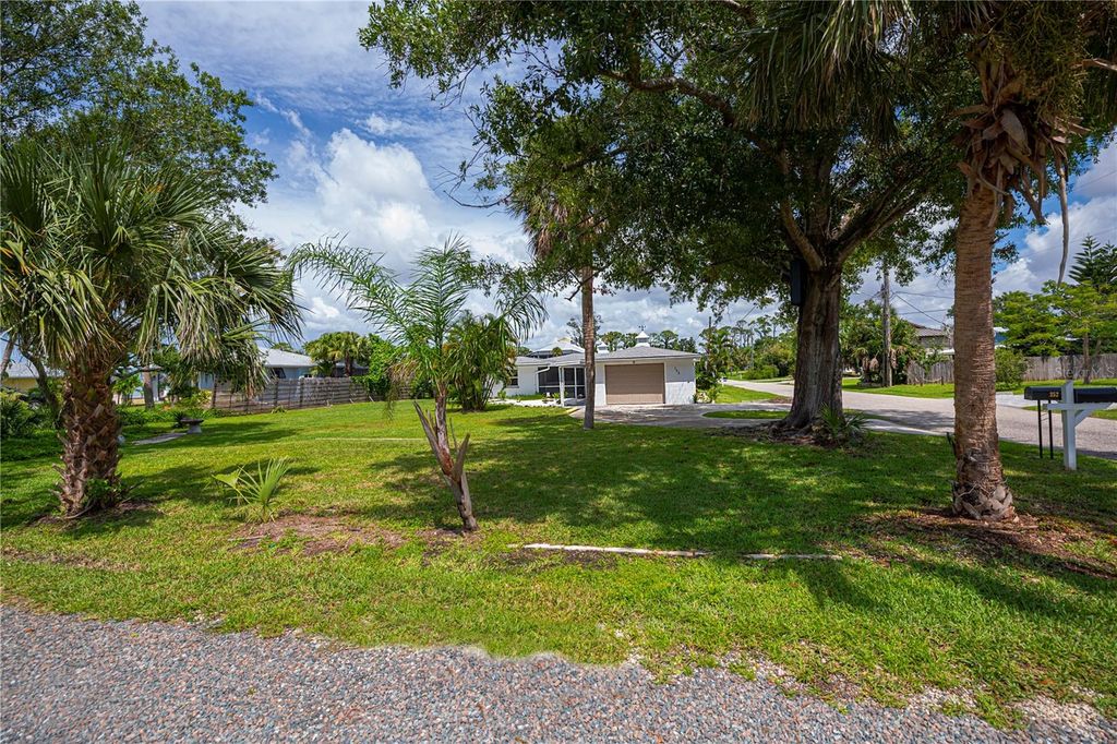 Image 11 of property listing at 352 OAK STREET, Englewood, FL 34223