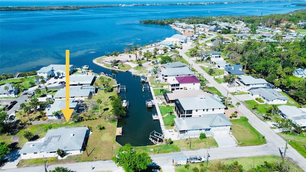 Image 3 of property listing at 352 OAK STREET, Englewood, FL 34223