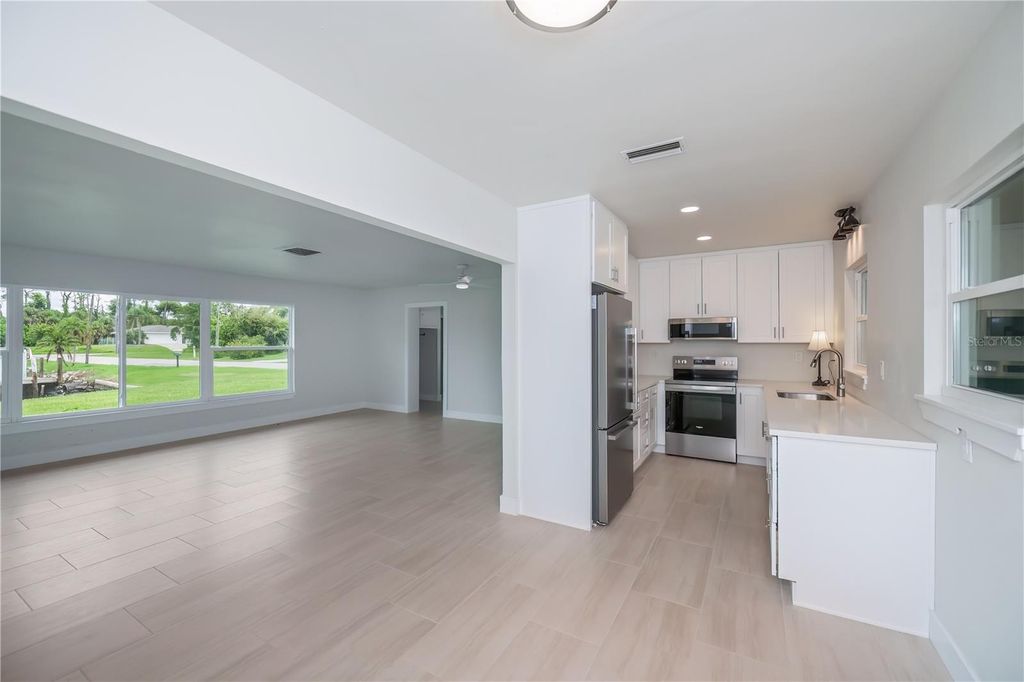 Image 26 of property listing at 352 OAK STREET, Englewood, FL 34223