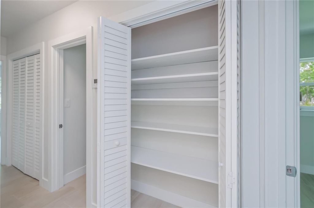 Image 46 of property listing at 352 OAK STREET, Englewood, FL 34223