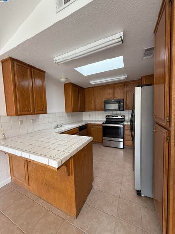 2932 Alcott Ct, Modesto, CA 95355