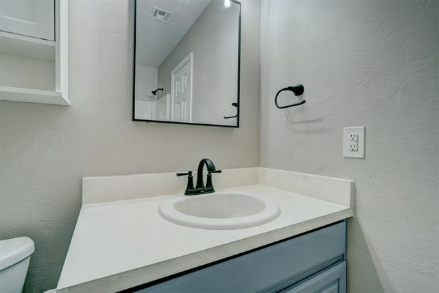 10425 Aberdeen Drive, Yukon, OK 73099