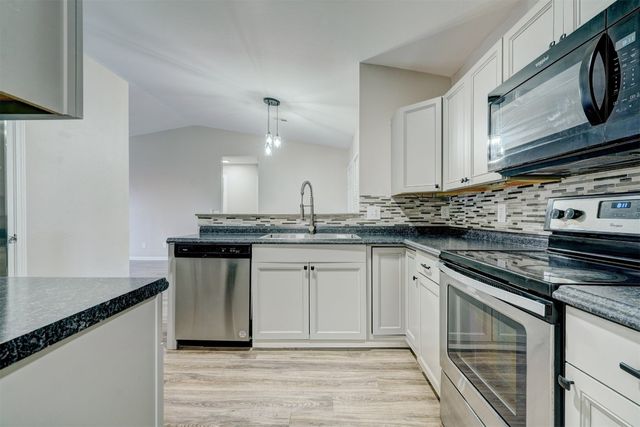 10425 Aberdeen Drive, Yukon, OK 73099