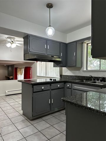 7421 Heather Heath, West Bloomfield, MI 48322